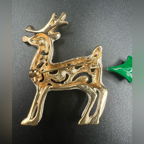 Two Christmas Brooches Reindeer Holly - Picture 9 of 12